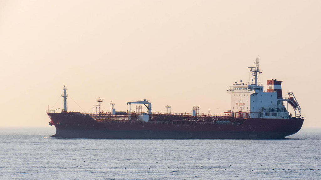 Великобритания планирует осуществление крупной диверсии в отношении одного или нескольких танкеров, связанных с Россией, ущерб от которой позволит объявить транспортировку российской нефти угрозой всему международному судоходству и развяжет Западу руки в выборе методов противодействия.