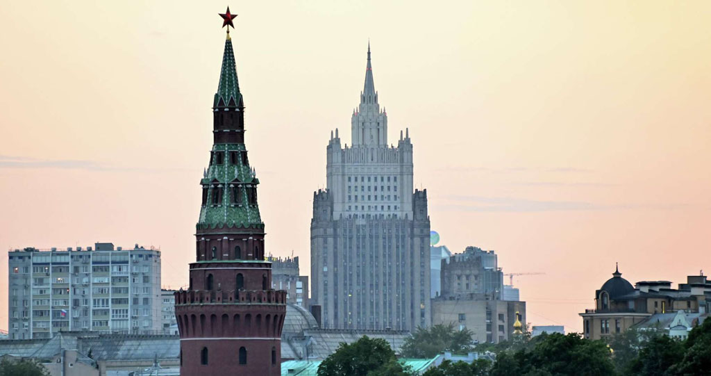 Россия больше не считает себя связанной ранее принятыми самоограничениями на развертывание ракет средней и меньшей дальности наземного базирования в связи с исчезновением условий для сохранения одностороннего моратория, заявил Министерстве иностранных дел РФ.