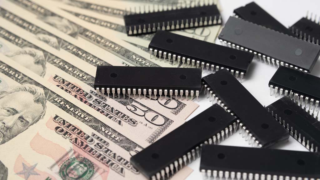 США намерены ввести импортные пошлины в размере около 100% на импорт чипов и полупроводников. Об этом накануне заявил президент США Дональд Трамп, выступая на мероприятии в Белом доме. По его словам, исключением станут компании, которые будут строить предприятия и выпускать свою продукцию на территории США.