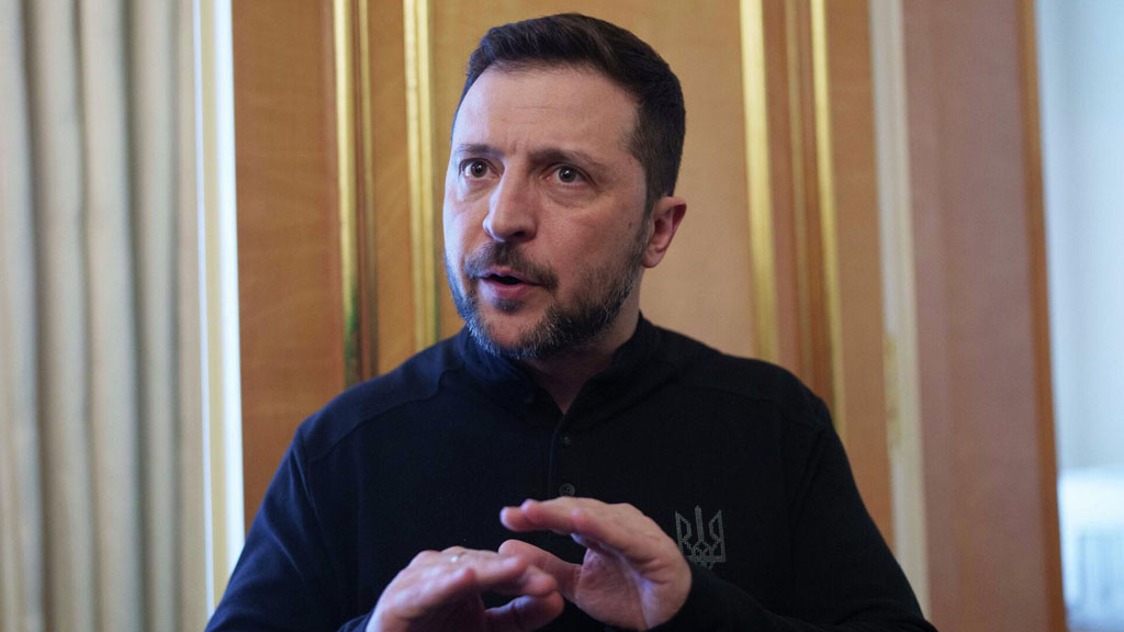 Глава киевского режима Владимир Зеленский заявил, что Украина не пойдёт ни на какие территориальные уступки. Так он отреагировал на заявление президента США Дональда Трампа о том, что украинскому лидеру для достижения мирного соглашения нужно быть готовым «кое-что подписать».