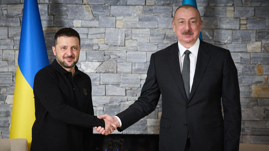 Президент Азербайджана Ильхам Алиев распорядился направить $2 млн на оказание гуманитарной помощи Украине.