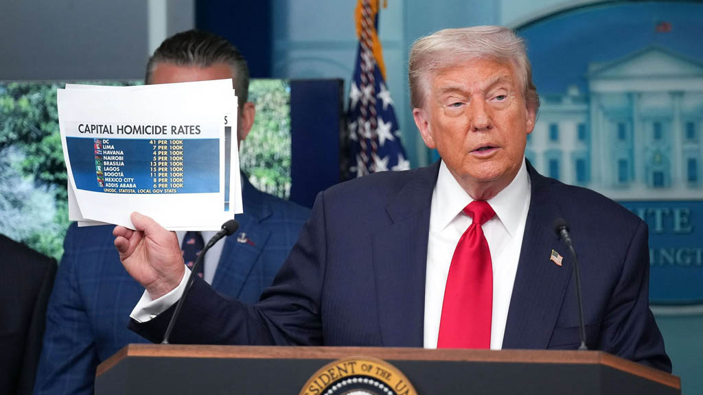 Президент США Дональд Трамп накануне распорядился о вводе в Вашингтон частей национальной гвардии для борьбы с преступностью. Кроме того, своим распоряжением он временно передал всю столичную полицию под прямой федеральный контроль.