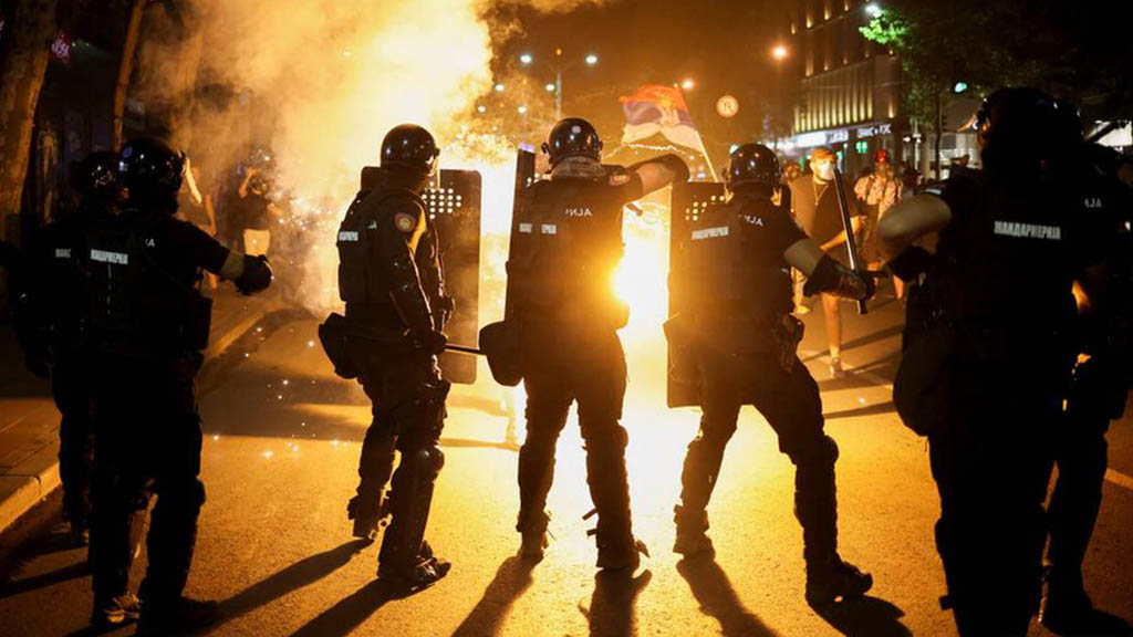 В результате беспорядков и столкновений с правоохранителями, произошедших в ходе массовых протестов в ряде городов Сербии, пострадали около 70 человек, в том числе около 16 полицейских.