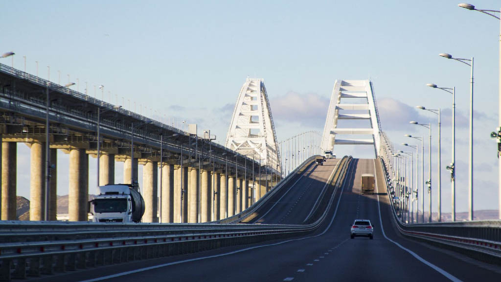 Сотрудниками ФСБ России предотвращена очередная попытка украинских спецслужб взорвать на Крымском мосту бомбу большой мощности, заложенную в автомобиле, которым предстояло управлять ничего не подозревавшему смертнику, сообщили в Центре общественных связей (ЦОС) ФСБ России.