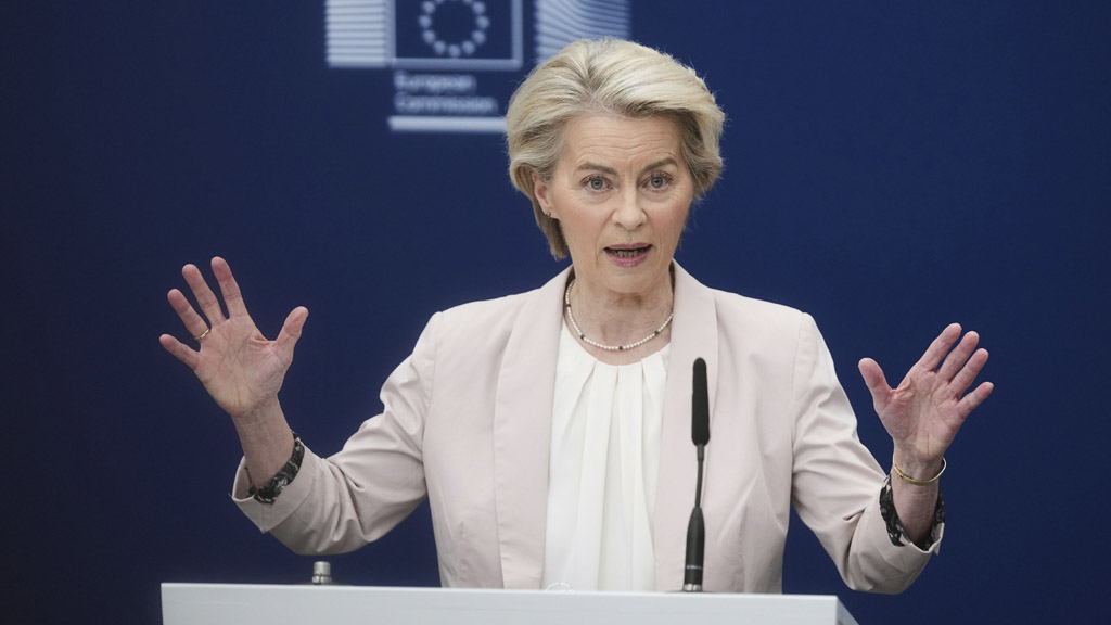 Еврокомиссия (ЕК) в новом бюджете ЕС на 2028-2034 годы предлагает пятикратно повысить расходы на оборону и 10-кратно – на увеличение военной мобильности. Об этом заявила глава ЕК Урсула фон дер Ляйен на пресс-конференции в Латвии.