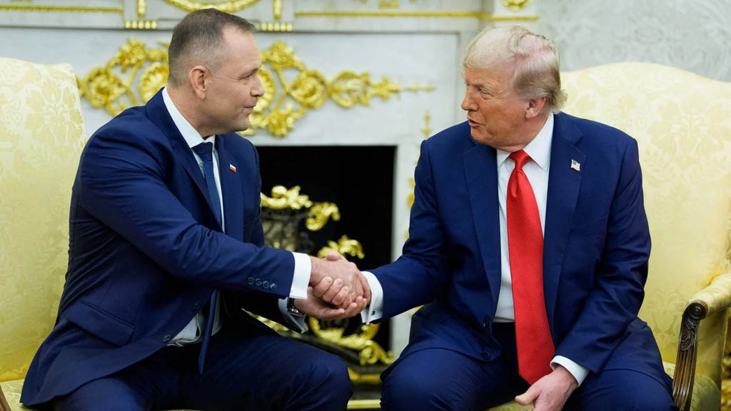 Президент Польши Кароль Навроцкий заявил о готовности США расширить гарантии безопасности для Польши, в том числе увеличить американский воинский контингент в стране. Об этом он заявил по итогу состоявшихся накануне переговоров с президентом США Дональдом Трампом.