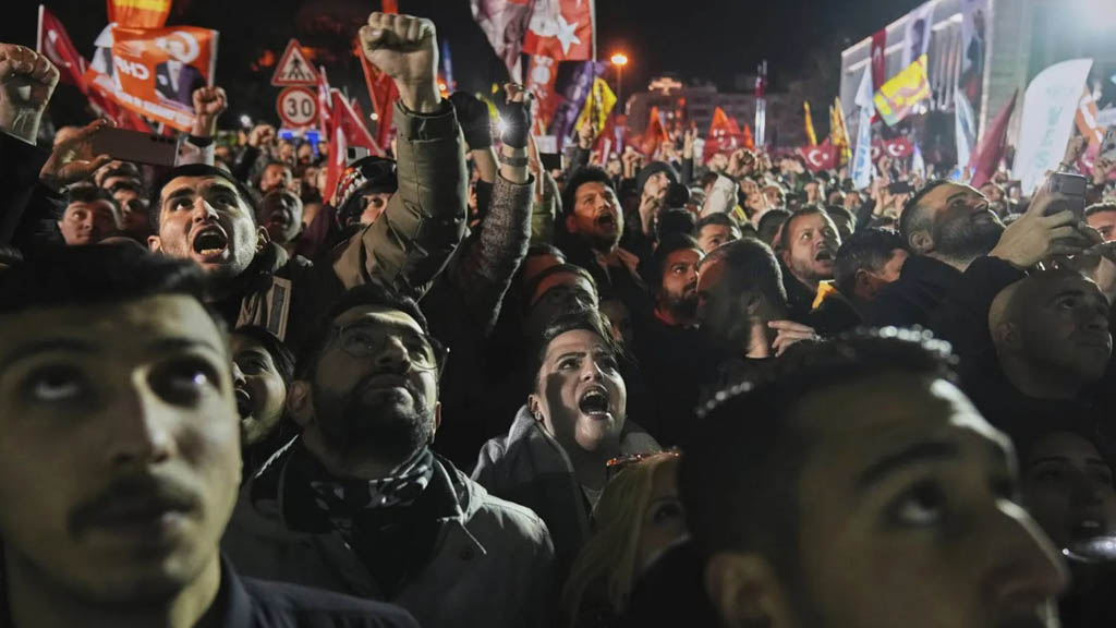 В Стамбуле возле офиса оппозиционной Народно-республиканской партии (НРП) проходят массовые антиправительственные протесты, которые начались после решения властей об отстранении руководства стамбульского отделения НРП от исполнения обязанностей и передачи управления временному совету.