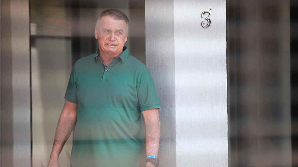 Верховный суд Бразилии приговорил экс-президента Бразилии Жаира Болсонару к 27 годам и 3 месяцам тюрьмы по делу о госперевороте с целью не допустить прихода к власти действующего бразильского лидера Луиса Инасиу Лулы да Силвы в январе 2023 года.