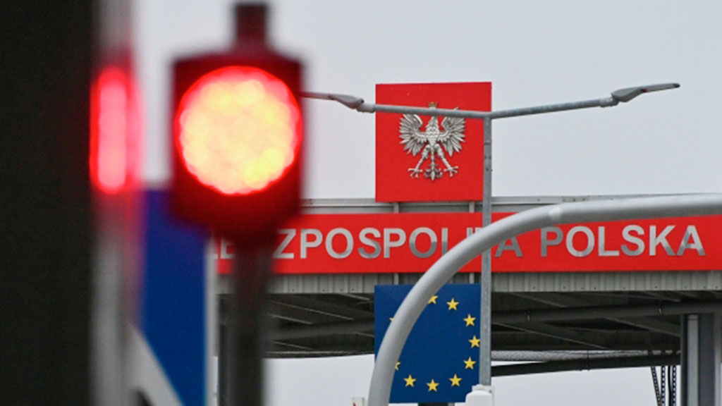 Польша, начиная с полуночи, полностью закрыла границу с Белоруссией. Прекращена работа действовавших до сих пор одного автомобильного и двух железнодорожных пунктов пропуска.