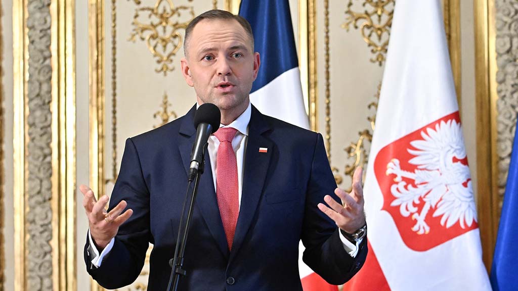 Президент Польши Кароль Навроцкий в интервью французскому телеканалу LCI заявил, что его страна должна иметь возможность размещать на своей территории иностранное ядерное оружие, а также развивать гражданскую ядерную энергетику.