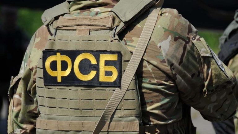 Сотрудники ФСБ предотвратили покушение на жизнь руководителя одного из предприятий оборонно-промышленного комплекса в Санкт-Петербурге, которое по заданию украинских спецслужб путем подрыва его автомобиля готовили завербованные граждане России.