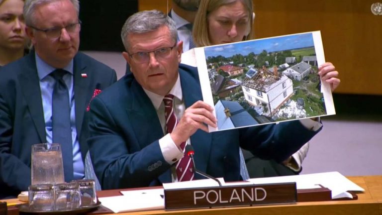 Польские власти подтвердили, что во время операции по уничтожению нарушивших воздушное пространство страны дронов в ночь на 10 сентября в жилой дом в городе Вырыки попал не обломок беспилотника, как утверждалось ранее, а ракета, выпущенная польским истребителем F-16.