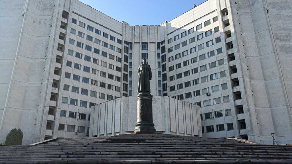 Перед лицом неотвратимого поражения режим Зеленского не оставляет попыток втянуть страны НАТО в вооруженное противостояние с Россией и в этих целях готовит новую резонансную провокацию. Об этом сообщили в пресс-бюро Службы внешней разведки (СВР) РФ.