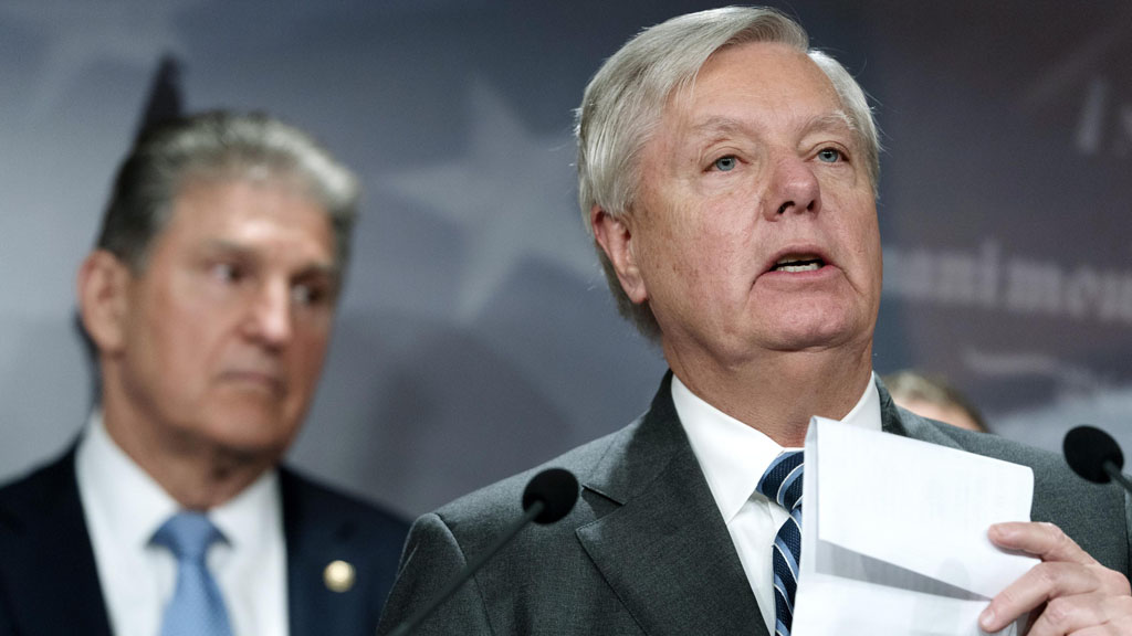 В Сенат Конгресса США внесли резолюцию с призывом к исполнительной власти, лидерам стран G7 и Евросоюза конфисковать суверенные активы Российской Федерации, находящиеся в их юрисдикции, и перечислять их Украине ежемесячными траншами в размере не менее $10 млрд вплоть до полного их исчерпания.