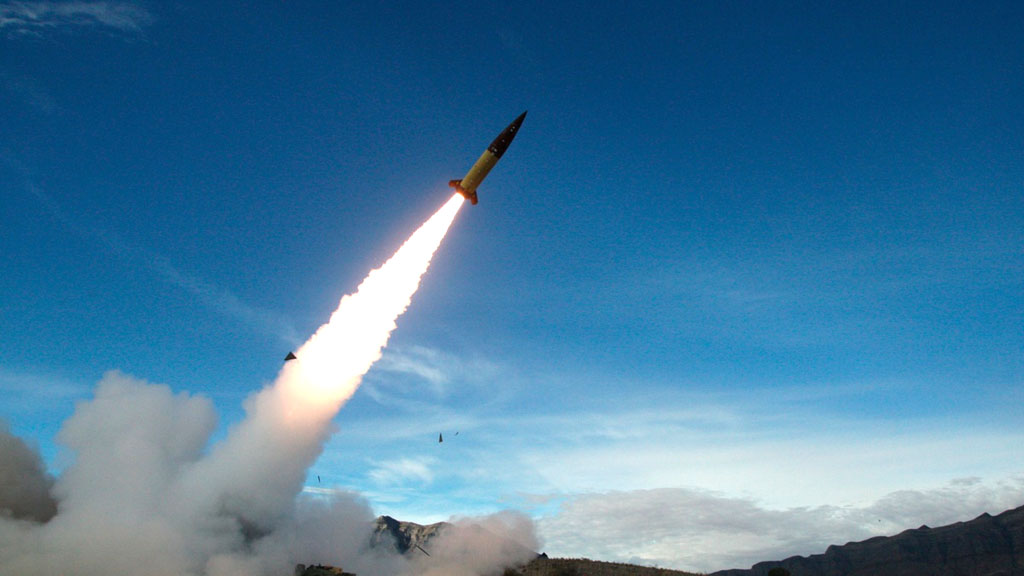 США предоставят Киеву разведданные для атак по целям, распложенным в глубине территории России, и, в частности, по объектам российской энергетической инфраструктуры, и просят союзников по НАТО оказать Украине аналогичную поддержку, сообщает газета The Wall Street Journal (WSJ) со ссылкой на источники в администрации Дональда Трампа.