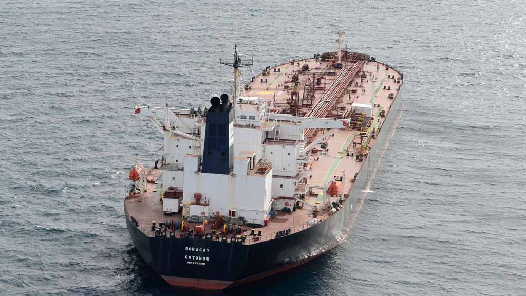 Французские власти освободили задержанный накануне танкер Boracay, шедший под флагом Бенина из России в Вадинар на северо-западе Индии. Капитан и помощник танкера, также задержанные французской полицией, вернулись на судно, после чего оно продолжило свой путь в сторону Суэцкого канала.