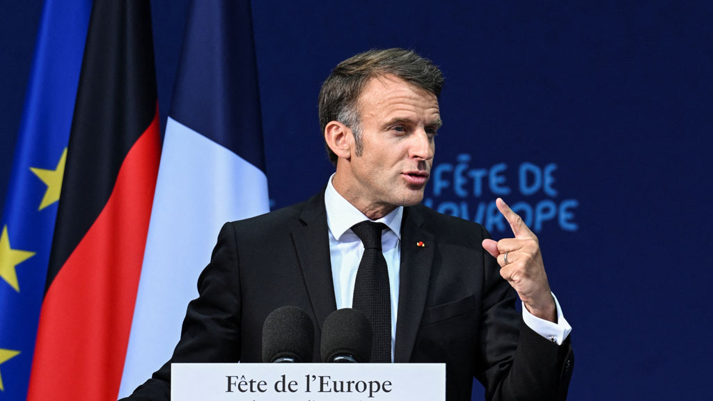 Юридическая комиссия Национального собрания – высший коллегиальный орган нижней палаты парламента Франции – большинством голосов отклонила проект резолюции оппозиционной левой партии «Непокорившаяся Франция» (LFI) об отстранении от власти президента Эммануэля Макрона.