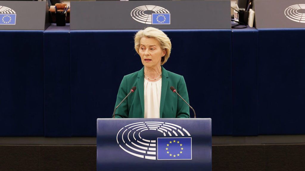 Депутаты Европарламента (ЕП) большинством голосов отклонили две резолюции о вынесении вотума недоверия главе Европейской комиссии (ЕК) Урсуле фон дер Ляйен, внесенные депутатами «левой» фракции и крайне правой фракции «Патриоты за Европу».