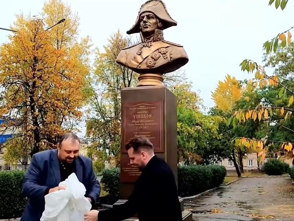 В Лисичанске открыли бюст адмиралу Федору Ушакову