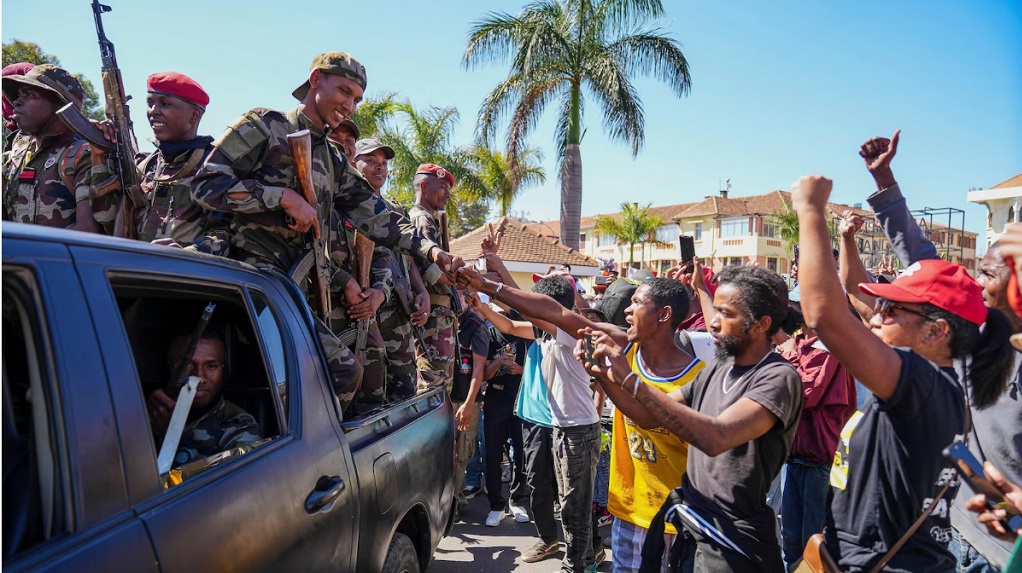 Протесты на Мадагаскаре привели к бегству президента