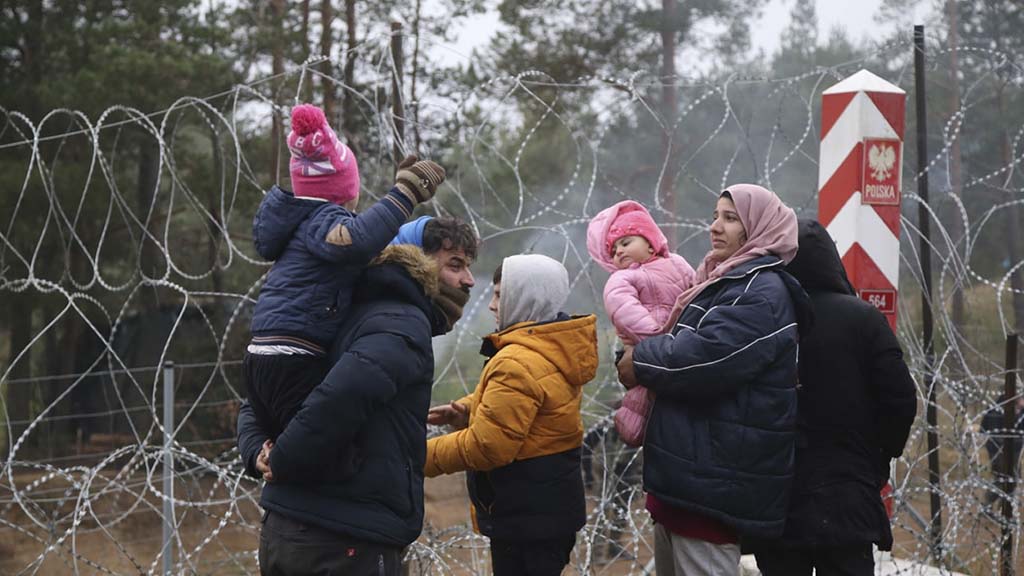 Глава Министерства внутренних дел Польши Марцин Кервиньский заявил, что страна не будет участвовать ни в каких схемах распределения мигрантов и не будет нести связанных с этим финансовых обязательств в рамках Европейского союза.