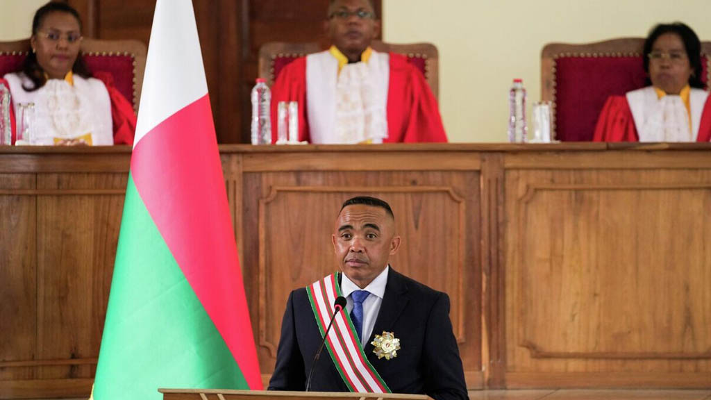 Лидер военного переворота на Мадагаскаре полковник Микаэль Рандрианирина был приведен к присяге в качестве президента страны.