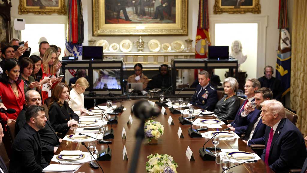 Президент США Дональд Трамп на встрече с Владимиром Зеленским в Белом доме заявил, что Зеленскому пора пойти на сделку и завершить конфликт с Россией.