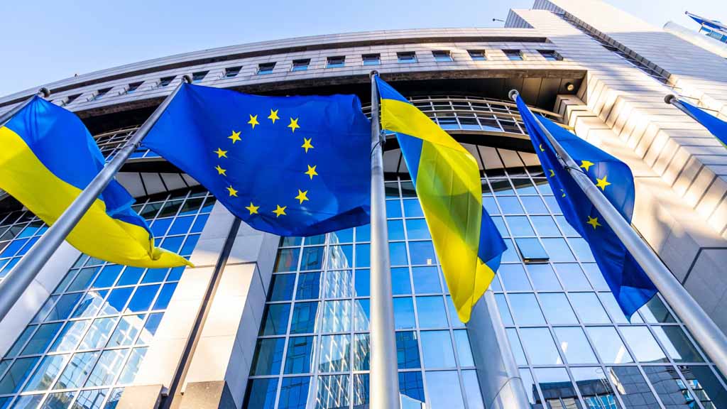 Согласно информации, полученной изданием Politico из внутренних источников, главы государств Евросоюза планируют официально поручить Еврокомиссии разработку юридического предложения по использованию замороженных активов России в интересах Украины.