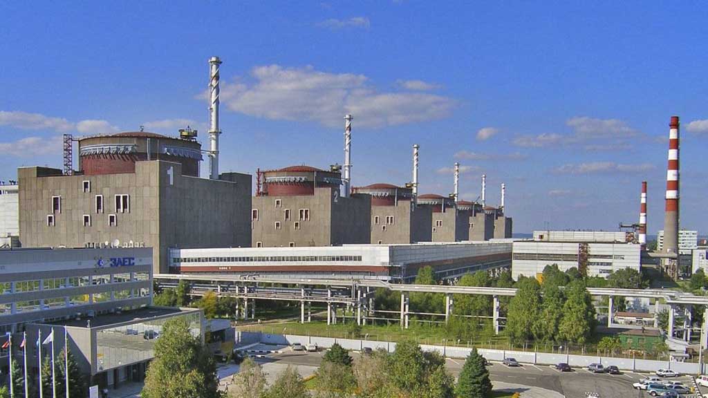 Запад готовится осуществить крупную диверсию на Запорожской АЭС, жертвами которой могут стать как жители подконтрольных Киеву районов, так и граждане стран Евросоюза, и возложить ответственность за произошедшее на Россию. Об этом сообщили в пресс-бюро Службы внешней разведки (СВР) РФ.