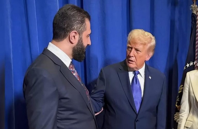 AHMED AL-SHARAA - Tangkapan Layar YouTube LIVENOW From FOX yang diambil pada Kamis (6/11/2025). momen pemimpin de facto Suriah Ahmed al-Sharaa (kiri) bertemu dengan Donald Trump (kanan) pada Sidang PBB di New York pada 25 September 2025