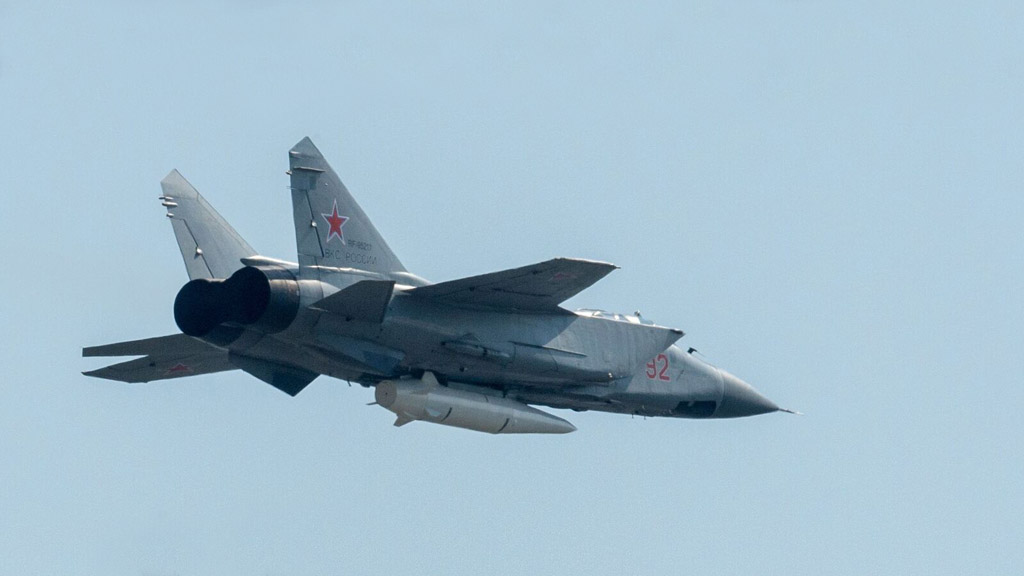 Сотрудники ФСБ России сорвали операцию украинской военной разведки и её британских кураторов по угону российского сверхзвукового высотного истребителя МиГ-31 с гиперзвуковой ракетой «Кинжал». Об этом сообщили в Центре общественных связей (ЦОС) ФСБ России.