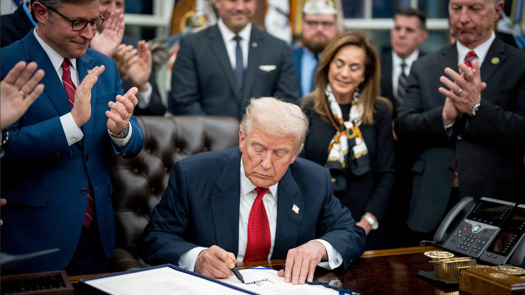 Президент США Дональд Трамп подписал законопроект о возобновлении финансирования работы федерального правительства до 30 января 2026 года включительно. Таким образом, в США завершился самый долгий в истории страны шатдаун, который продолжался 43 дня.