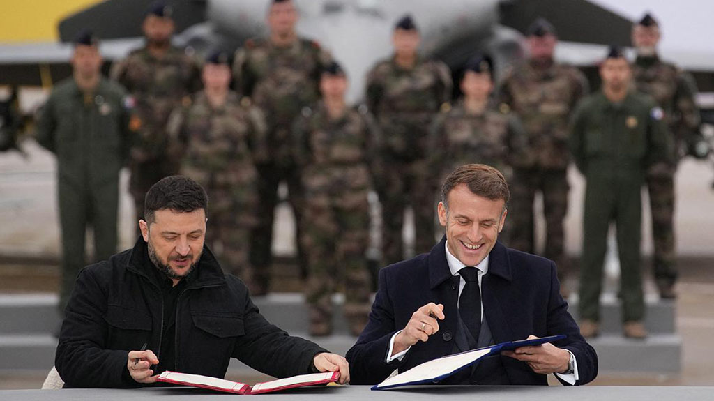 Президент Франции Эмманюэль Макрон и Владимир Зеленский подписали декларацию об оказании военной помощи Киеву, предполагающую, в числе прочего, закупку Украиной 100 французских истребителей Rafale. Об этом со ссылкой на заявление Зеленского сообщает телеканал LCI.