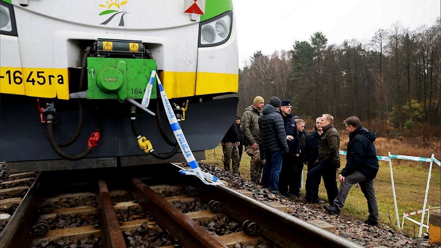 Дональд Туск на месте происшествия на ж/д в Польше