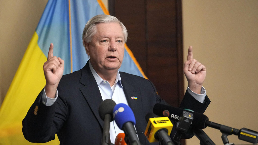 Президент США Дональд Трамп одобрил законопроект о «сокрушительных» санкциях против России и лично просил продвинуть его в Конгрессе, заявил сенатор Линдси Грэм.