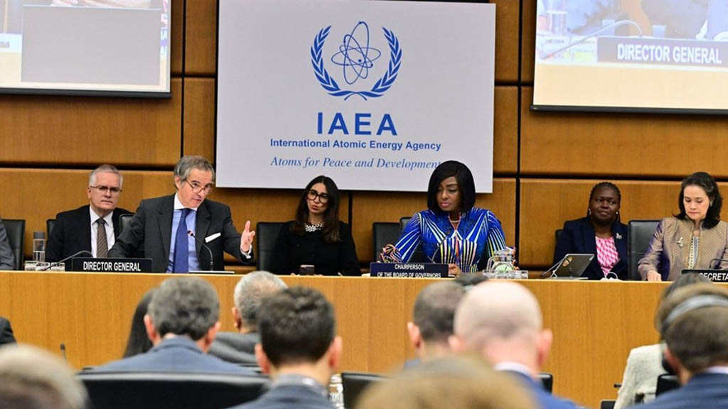 Совет управляющих Международного агентства по атомной энергии (МАГАТЭ) принял представленную во вторник странами «Евротройки» (Великобританией, Германией, Францией) и США резолюцию, согласно которой Иран должен предоставить инспекторам агентства доступ к запасам обогащенного урана, а также ядерным объектам, подвергшимся атакам и разрушенным этим летом.