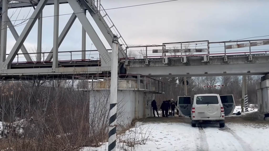 Сотрудники ФСБ предотвратили теракт на железной дороге, который по заданию спецслужб Украины планировали осуществить двое жителей Алтайского края. Об этом сообщили в Центре общественных связей (ЦОС) ФСБ России.