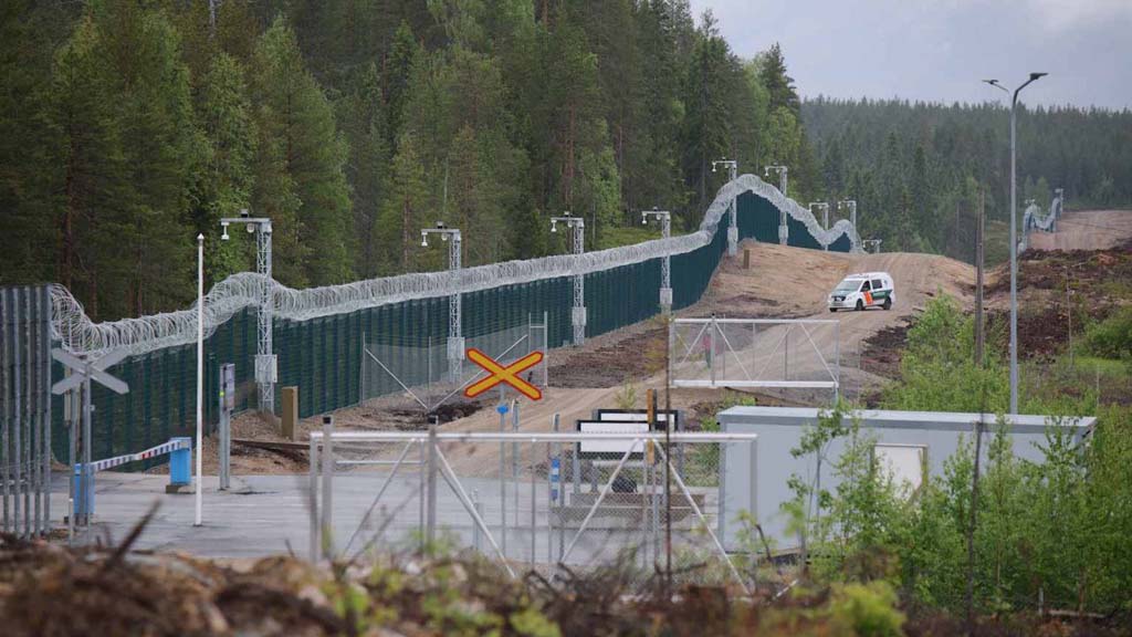 Финляндия возводит заграждения на 200-километровом участке границы с Россией, которые располагаются в метре от российской стороны. Об этом сообщила телерадиокомпания Yle со ссылкой на представителя пограничной службы республики.