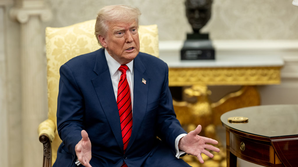 Украине для достижения мирной сделки необходимо отказаться от части территорий, так как в противном случае она их потеряет в ходе боевых действий через несколько месяцев, заявил президент США Дональд Трамп.