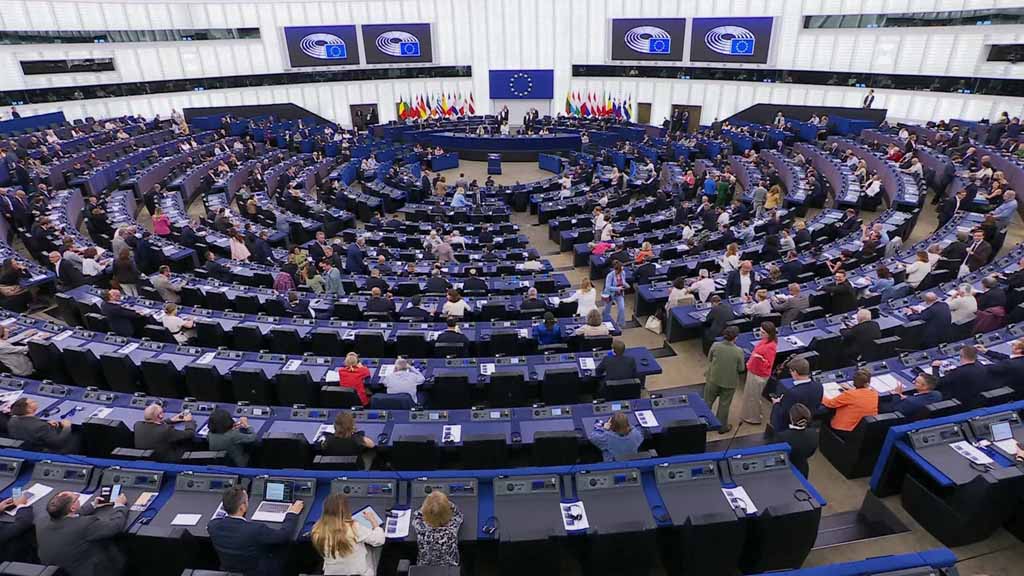 Европарламент (ЕП) принял резолюцию по украинскому урегулированию, в которой говорится, что Крым и вошедшие в состав РФ регионы Донбасса, Запорожской и Херсонской областей никогда не будут юридически признаны ЕС и его государствами-членами в качестве российских территорий, а любое мирное соглашение по Украине должно предусматривать отказ России от них и вывод оттуда российских сил.
