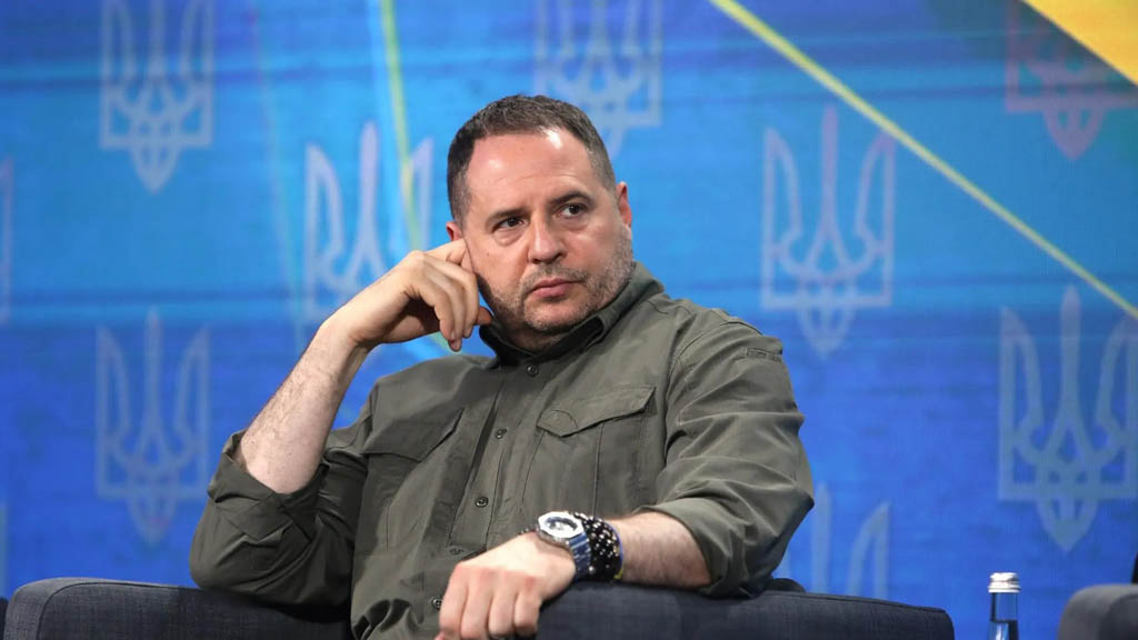 По итогам прошедших сегодня обысков у главы офиса Владимира Зеленского Андрея Ермака, который провели следователи Национального антикоррупционного бюро Украины (НАБУ), никаких подозрений объявлено не было.