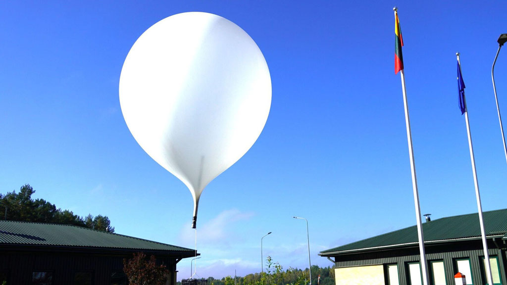 Правительство Литвы объявило о введении на всей территории страны режима чрезвычайного положения в связи с запусками с территории Белоруссии метеорологических зондов с контрабандой. По мнению властей, эта ситуация представляет угрозу национальной безопасности и, в частности, полётам гражданской авиации, жизням и здоровью людей.