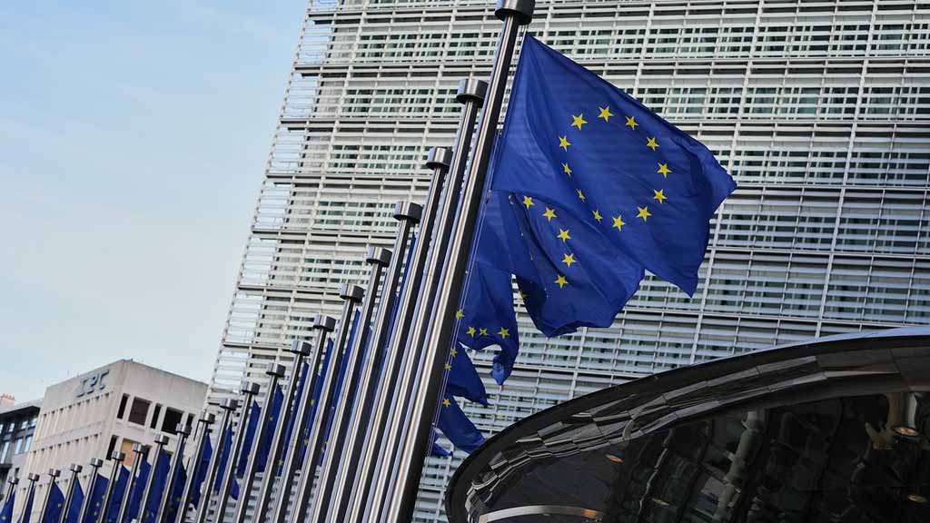 Страны ЕС согласовали заморозку на неопределенный срок суверенных российских активов, удерживаемых в Европе. Об этом сообщила глава евродипломатии Кая Каллас. Ранее ЕС голосовал о продлении блокировки активов каждые полгода.