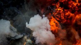 ВСУ сотнями дронов атаковали регионы России, горит НПЗ