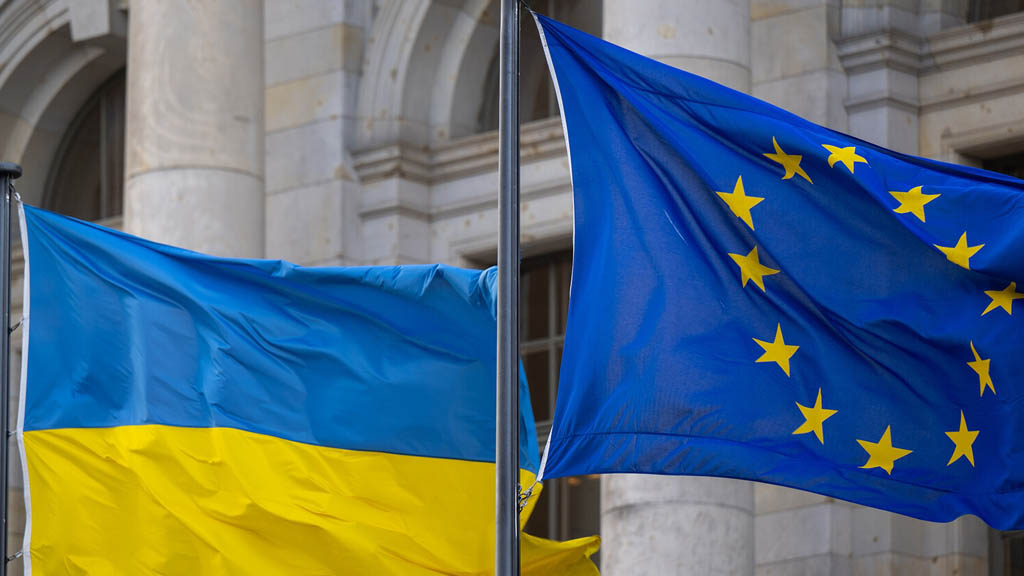 Участники стартовавшего накануне саммита Евросоюза не смогли согласовать экспроприацию замороженных активов России и выдачу из этих средств «репарационного кредита» Киеву. Вместо этого лидеры стран ЕС заключили соглашение о предоставлении Украине беспроцентного кредита на 2026-27 годы в размере €90 млрд за счёт бюджета ЕС.