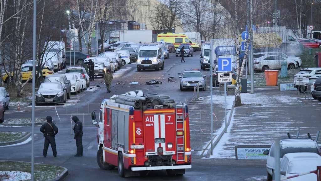 Двое сотрудников ДПС погибли в результате взрыва при попытке задержания подозрительного лица на Елецкой улице в Москве. Подозреваемый также погиб. Об этом сообщили в пресс-службе Следственного комитета (СК) РФ.