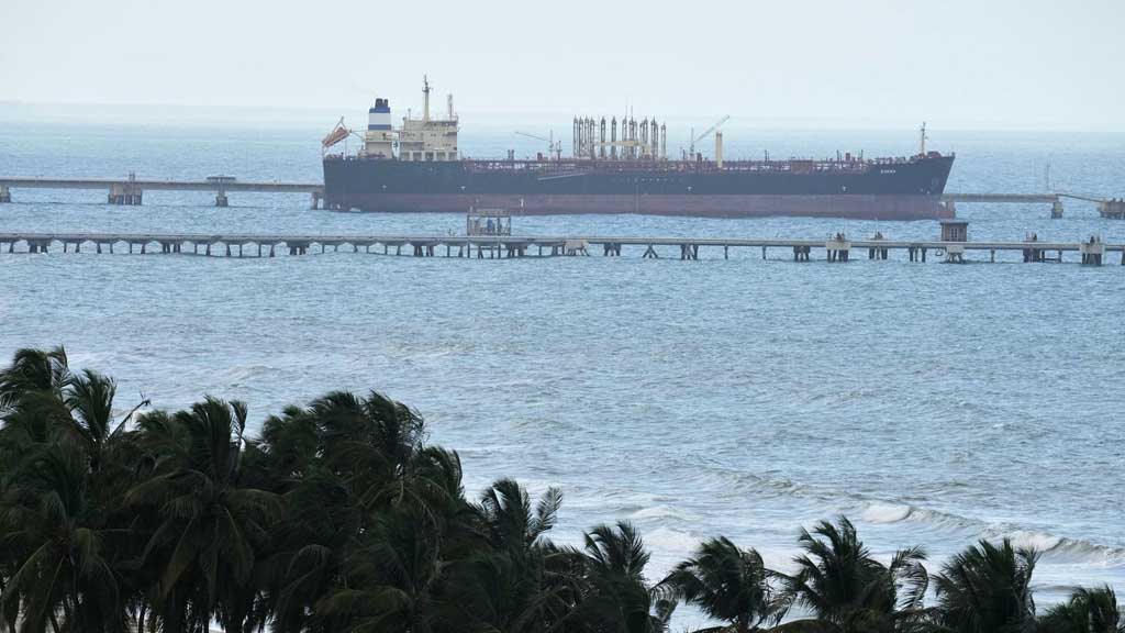 Белый дом намерен в течение как минимум двух следующих месяцев продолжать морскую блокаду Венесуэлы, препятствуя прохождению нефтяных танкеров как в страну, так и из неё. Приказ об обеспечении «карантина для венесуэльской нефти» был отдан американской военной группировке, находящейся в регионе.