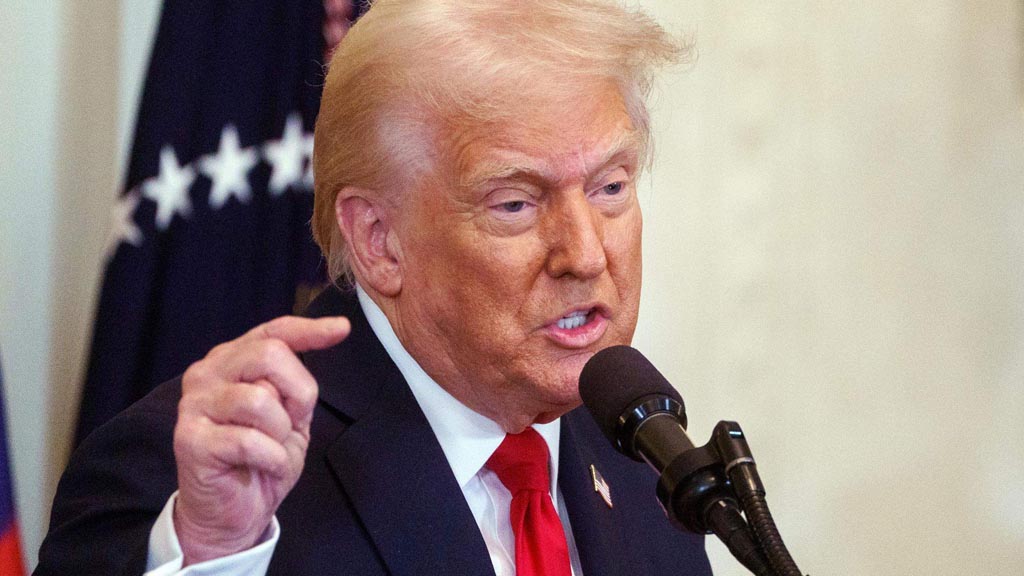 Президент США Дональд Трамп выступил с новыми угрозами в адрес Ирана. Он пообещал нанести очень сильный удар по руководству Исламской республики, если там начнут убивать протестующих.