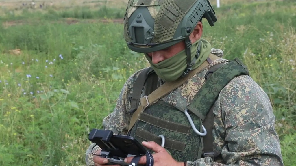 Боец «Мансур» назвал оптоволоконные дроны преимущество ВС РФ в бою