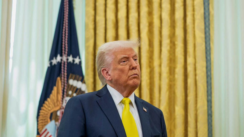 Президент США Дональд Трамп выступил с угрозами в адрес главы гренландского правительства Йенса-Фредерика Нильсена после сделанного им заявления о том, что Гренландия не хочет быть частью США и выбирает Данию и ЕС.